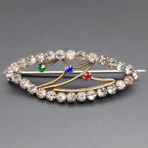 Antieke Victoriaanse elliptische broche met veelkleurige imitatiestenen