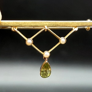 Antique Edwardian 9 Carat Openwork Bar Brooch with Seed Pearls and Peridot Teardrop 4cm wide, 2.3g.