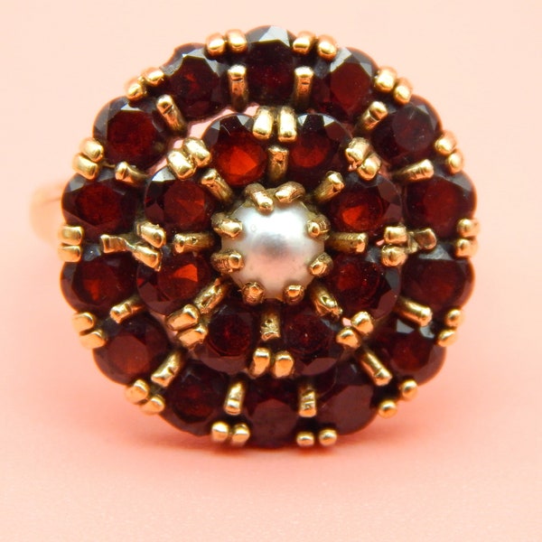 Vintage 9ct Gold Garnet & Pearl Set Ring - size P weight 5.5gms