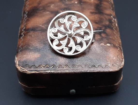 Antique Victorian Solid Silver Small Pin Wheel Ce… - image 1