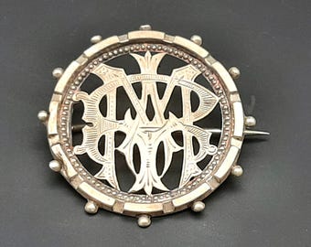 Broche antiguo con monograma de plata de ley: broche de estilo eduardiano.