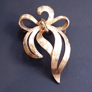 Vintage 1950er Jahre Monet gebürstet Gold Tone Modernist Ribbon Brosche - signiert