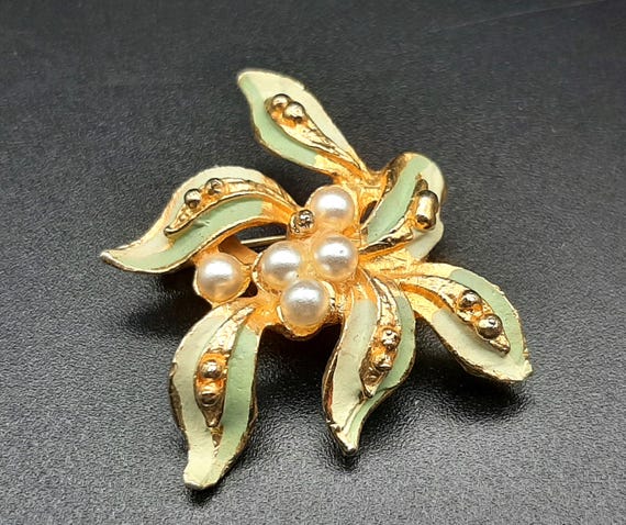 Vintage 1950s Mint Cold Painted Enamel Pearl Floral Brooch