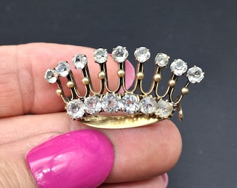 Broche antigo vitoriano em forma de coroa, em prata maciça dourada com detalhes em pasta de diamantes.