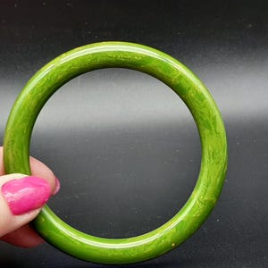 Bracelet jonc vintage en résine marbrée vert pomme des années 1970