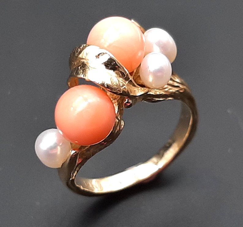 Anello vintage in oro 14 carati con corallo e perla d'acqua dolce - taglia F immagine 1