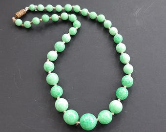 Lovely Antique 1920&#39;s Art Deco Green Peking Glass Hand Knotted Necklace