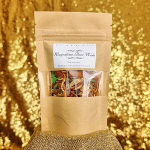 Pode incluir: Um saco de papel castanho com um rótulo branco que diz "Little Grey Witch Magnetism Floor Wash. Boil in water. Best used alongside PSALM 23." O saco contém uma mistura de ervas e especiarias secas.