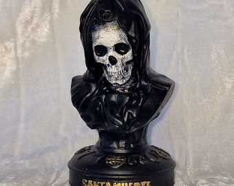 La Santisima Muerte Büste. Statue von Santa Muerte, Heiliger Tod mexikanischer Volksheiliger. Hoodoo, Brujeria, Espiritismo und Witchcraft.