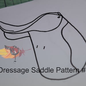 Könnte beinhalten: Eine Schwarzweiß-Zeichnung eines Dressursattelmusters. Die Zeichnung befindet sich auf weißem Hintergrund und der Text "Dressage Saddle Pattern #1" steht unter der Zeichnung.