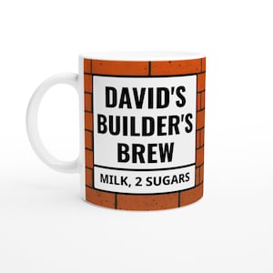 Könnte beinhalten: Weiße Keramik-Tasse mit Backsteinmauer-Design. Die Tasse zeigt den Text "DAVID'S BUILDER'S BREW" in fetten schwarzen Buchstaben auf einem weißen rechteckigen Etikett. Darunter steht "MILK, 2 SUGARS".