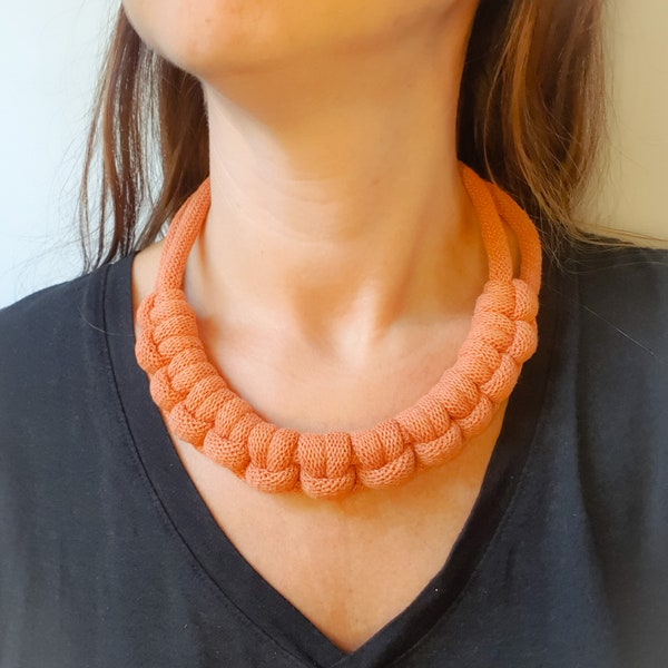 Collier corde coton noué épais chunky plastron bijou fantaisie cadeau tendance macramé fait main noeud marin terracotta femme maman