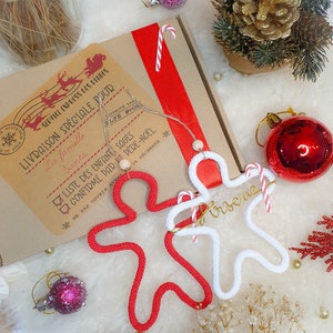 Gingerbread man decoration to hang on the Christmas tree in recycled cotton knitting, customizable with golden first name