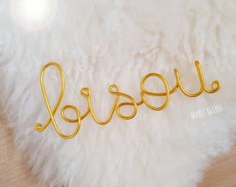 Word "kiss" wall decoration in gold thread