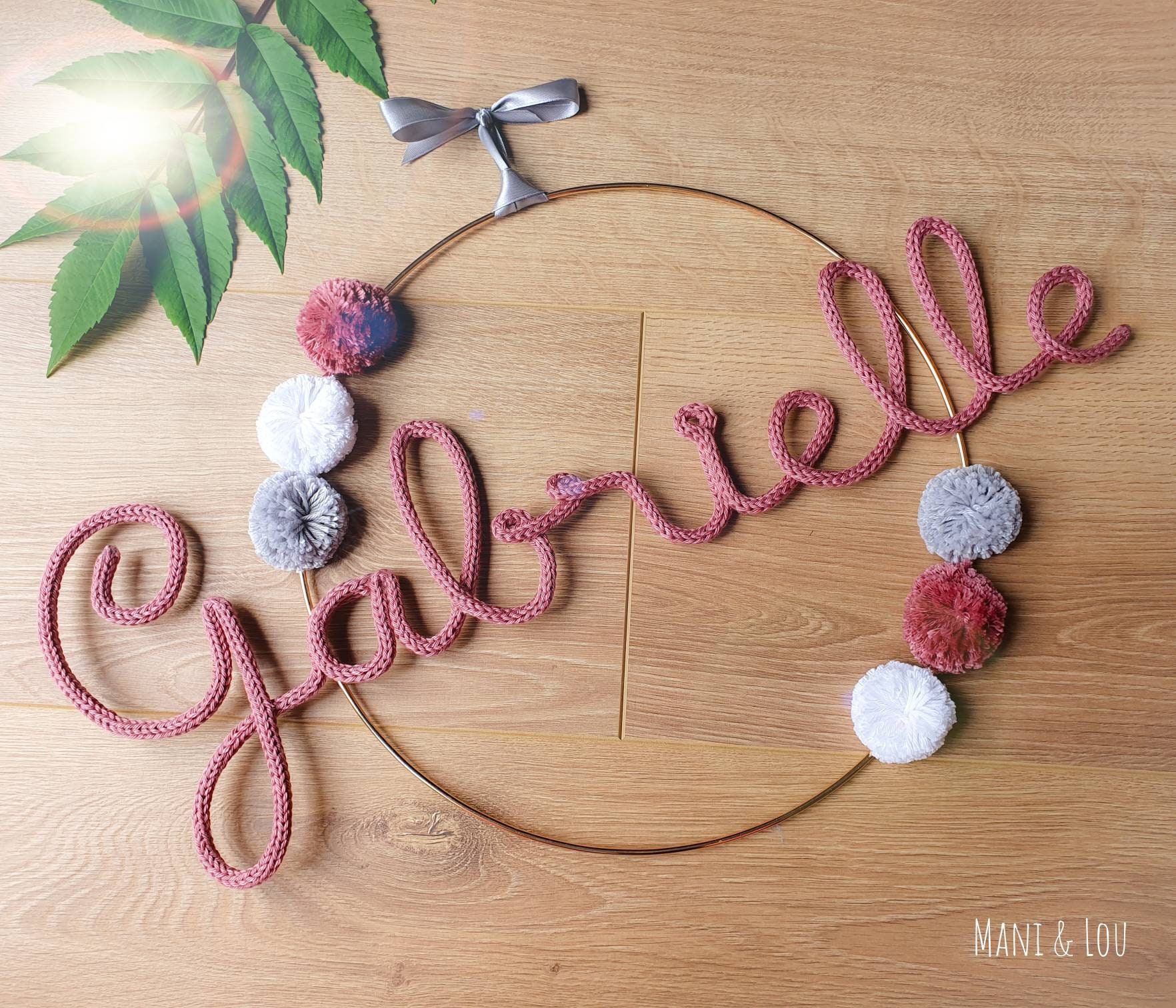 Couronne Prénom Pompons Cadeau de Noël Baptême Naissance Personnalisé Tricotin Couronne Décoration M