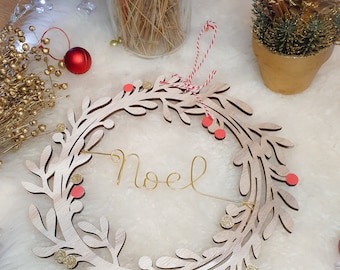 Décoration couronne de Noël personnalisable nom de famille couronne de feuilles et pompons mistletoe en bois à accrocher sur une porte, mur