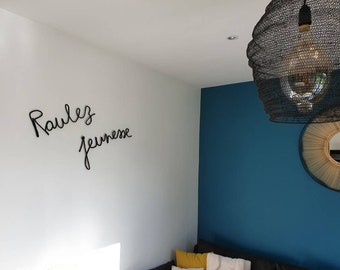 Wall decoration: customizable word, phrase or expression in knitwear and aluminum thread, color and font of your choice