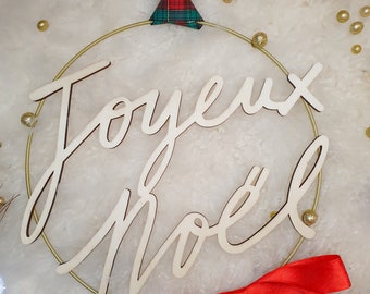 Décoration couronne Joyeux Noël à accrocher sur une porte, mur, bois et métal doré, ruban rouge et tartan écossais, boules de gui paillettes