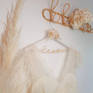 Personalized hanger for wedding, bachelorette party, bridesmaid, bride, witness - Boho photo gift with ribbon or dried flowers