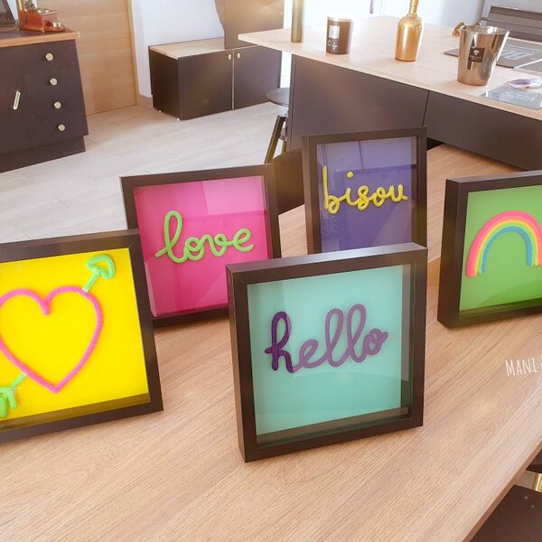 Cadre vitrine "hello" en tricotin color block décoration murale