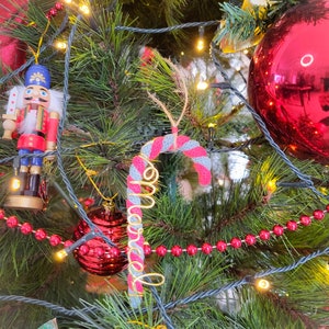 Décoration sucre d'orge à suspendre au sapin de Noël en tricotin de coton recyclé personnalisable avec prénom doré image 4