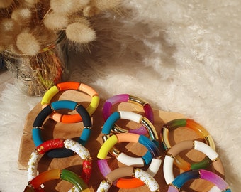 Bracciale rigido con perline tubolari curve in resina acrilica, gioiello elastico fatto a mano, regalo di San Valentino per donne, mamme e innamorati.