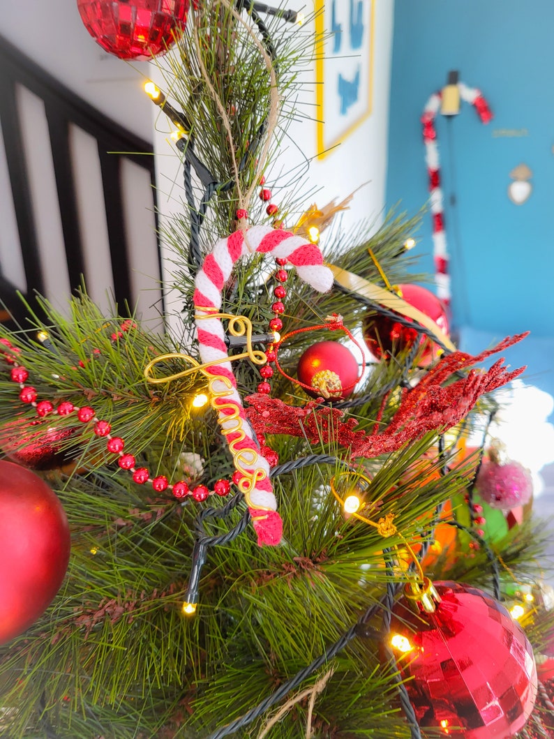 Décoration sucre d'orge à suspendre au sapin de Noël en tricotin de coton recyclé personnalisable avec prénom doré image 2