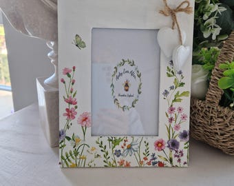 Rustykalna, piękna, kwiatowa ramka na zdjęcia z motywem łąki, z dwoma małymi, drewnianymi serduszkami. Styl rustykalny, shabby chic. Ręcznie zdobiona.