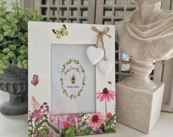 Rustykalna, piękna, różowa, kwiatowa ramka na zdjęcia z motywem łąki i dwoma małymi, drewnianymi serduszkami. Styl rustykalny, shabby chic. Ręcznie zdobiona.