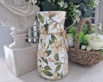 Magnifique vase en verre découpé magnolia blanc.