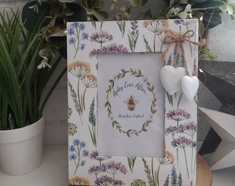 Rustykalna, piękna, zdobiona techniką decoupage'u ramka na zdjęcia z motywem łąki i dwoma małymi drewnianymi serduszkami. Styl rustykalny, shabby chic. Zdobiona ręcznie.