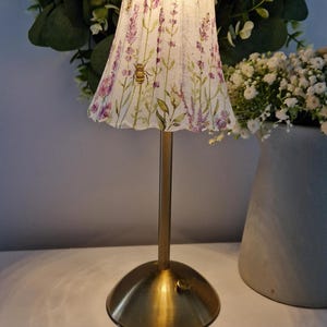 Vacker decoupaged lavendel och bi USB-laddningsbar bordslampa. Handdekorerad. Sladdlös lampa.