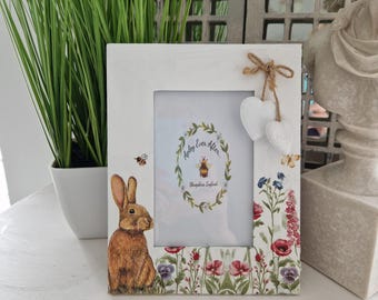 Rustykalna, piękna, zdobiona techniką decoupage'u ramka na zdjęcia z zającem na łące. Styl rustykalny. Shabby Chic. Ręcznie zdobiona.