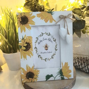 Beautiful Sunflower  Distressed Wooden Picture Frame. Photo Frame. Countrystyle. Shabby Chic.Hand Decorated.