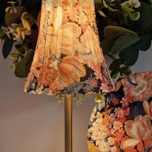 Sladdlös peklampa. Vacker decoupaged Gisela Graham-inspirerad USB-laddningsbar lampa. Andra designer tillgängliga. Sladdlös lampa.