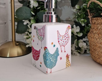 Härlig decoupaged tvålpump i keramik med motivet kyckling/höna. Handdekorerad.