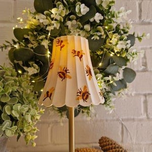 Sladdlös peklampa. Vackra Emma Bridgewater-inspirerade bin med USB-laddningsbar lampa. Trådlös lampa. Fyra sockelfärger.