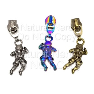 Astronaut Zipper Pull