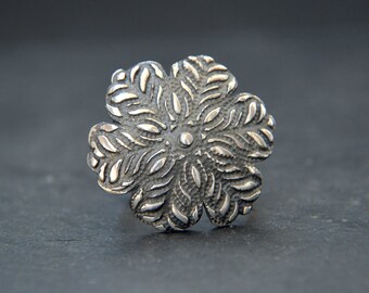 Byzantine Ring, Repurposed Designer Jewelry, Impressive Sterling Silver Daisy Ring, Floral Engraved Ring, Anemone Jewelry, Aesthetic Rings