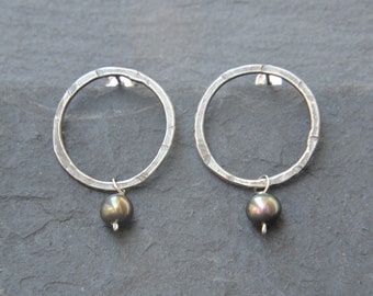 Boucles d’oreilles en perle noire naturelle, clous à cercle ouvert, boucles d’oreilles artisanales, cerceaux sterling inhabituels, bijou architectural en argent