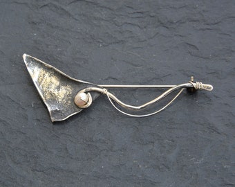 Broche Boucher, Broche de perlas de agua dulce, Broche contemporáneo, Elegancia atemporal, Alfileres estéticos, Pasador de chal de plata, Broche triangular