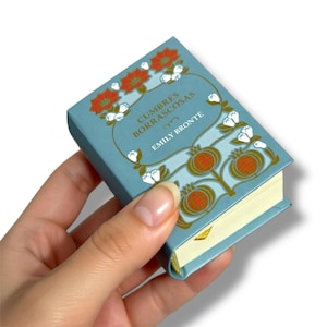 Puede incluir: Un juego de tres tazas de cerámica con un acabado mate moteado. Las tazas son de color crema, gris claro y gris oscuro. Cada taza tiene un diseño simple y minimalista y un asa redondeada.