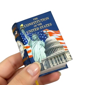 Mini livro sobre a Constituição dos Estados Unidos, 6,35 cm de altura, em inglês e espanhol.