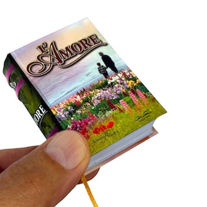 L&#39;amore Italian Mini Book, Famous Quotes on Love, Miniature Thoughts of Celebrities, Tiny Collectible, Bilingual Gift, Inspirational Sayings