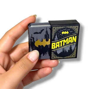 Malutka książeczka Batman w etui Insight Editions – kolekcjonerski prezent w postaci miniaturki DC Comics dla fanów