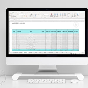 Op de afbeelding: Een computerscherm dat een spreadsheet toont met de titel "LABOR COST ANALYSIS". De spreadsheet bevat kolommen voor datum, werknemer, dienst, uurtarief, totaal aantal uren, commissie, totale arbeidskosten, bruto-omzet en nettowinst.