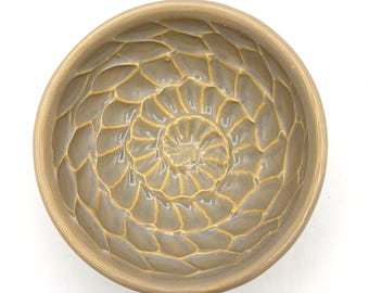 Ciotola da barba in ceramica fatta a mano a forma di ostrica – Ciotola per schiuma testurizzata con design a spirale