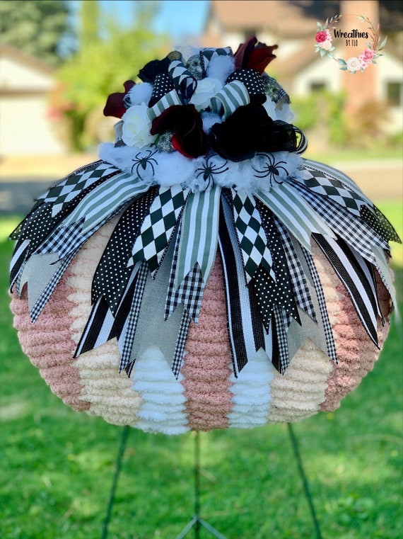 Chunky Yarn Pumpkin Wreath for Front Door, Pink Halloween Wreath, Halloween Porch Decor, Pumpkin Door Hanger, Soft Yarn Pumpkin Wreath
