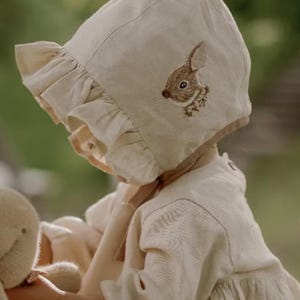 Gorro de bebé de lino con bordado