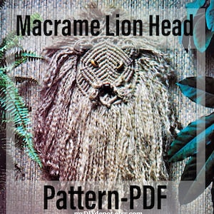 Pode incluir: Padrão de cabeça de leão de macramé para pendurar na parede. O padrão está disponível para download em PDF. A cabeça de leão é feita com fio marrom e tem uma aparência texturizada. O leão tem o nariz preto e os olhos amarelos.